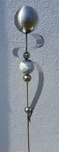 Skulptur Saturn Kugel aus Edelstahl – 160 cm Gartenstecker - Moderne Gartenstecker-Skulptur aus matt gebürstetem Edelstahl, wetterfest und ideal für kreative Beetgestaltungen. Höhe: 160 cm, verleiht jedem Garten einen einzigartigen Akzent.