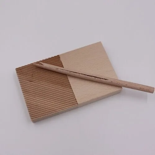 Gnocchibrett Garganellibrett aus Buchenholz mit geöffnetem Ausrollstab