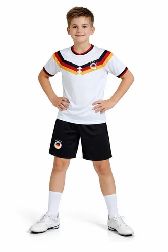 Fashion Boy Kinder Fußball Fan Set Deutschland Trikot + Shorts personalisierbar, Größe 104 - Ideal für kleine Fußballfans: Das personalisierbare Trikot-Set in Weiß bietet höchsten Tragekomfort und Freude beim Spielen und Anfeuern.
