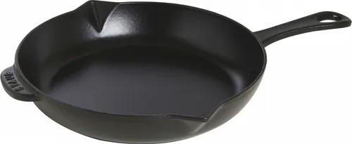 STAUB Gusseisen Bratpfanne 26 cm mit Ausgießer - Hochwertige Bratpfanne aus Gusseisen für alle Herdarten, inklusive Induktion. Ideal für krosses Braten und intensiven Geschmack dank gleichmäßiger Wärmeverteilung.