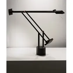 Artemide Tizio Micro Schwarz A008100 - Schreibtischlampe - Tischlampen - Die Tizio Micro ist eine innovative, bewegliche Schreibtischlampe von Richard Sapper, die durch ihr zeitloses Design und hohe Funktionalität besticht.
