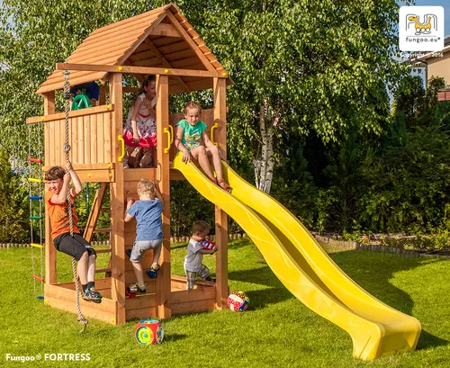FUNGOO Spielturm FORTRESS mit Schaukel & Rutsche - Spielplatz für Kinder ab 3 Jahren, inklusive 2,9m Rutsche und vielfältigen Klettermöglichkeiten für unvergesslichen Spielspaß im eigenen Garten.