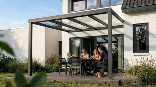 Terrassendach Salzburg Aluminium mit VSG Glas (306 x 250 cm) - Stilvolle Terrassenüberdachung aus pulverbeschichtetem Aluminium in Anthrazit – robust und pflegeleicht. Das 8,7 mm VSG Sicherheitsglas sorgt für eine helle Atmosphäre und bietet zuverlässigen Wetterschutz. Ideal für Terrassen und Freisitze.