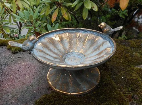 Prunkvolle Vogeltränke in Gold-Grün-Antik, 26 cm - Elegante Vogeltränke aus Metall, ideal für Garten und Terrasse, zieht Vögel an und verleiht Ihrem Außenbereich einen Hauch von Luxus.