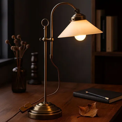 Antike Nachttischleuchte LED - Retro Leselampe in Altmessing - Elegante Tischleuchte aus Metall mit opalem Glas, höhenverstellbar und warmweißem Licht. Ideal für stilvolle Akzente in jedem Schlafzimmer oder Büro.