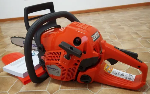 Husqvarna Motorsäge 135 Mark II - Leichte und benutzerfreundliche Kettensäge, X-Torq Motor für geringeren Kraftstoffverbrauch und weniger Emissionen