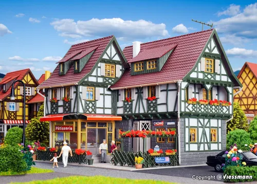 Vollmer 43683 H0 Eingerichtete Konditorei mit Eissalon - Modellgebäude für H0-Spur, beleuchtet und detailreich gestaltet – ideal für Ihre Modellbahnlandschaft.