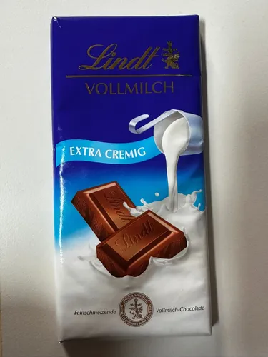 Lindt Vollmilch Schokolade 100g - Schokoladen-Geschenkideen mit extra cremiger Vollmilch-Schokolade, ideal zum Verschenken oder selber genießen, aus nachhaltigen Zutaten.