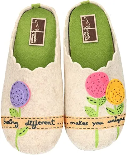 Manitu Damen Hausschuh Pantoffel mit Blumenapplikation, Größe: 40 EU, Farbe: Beige - Femininer Hausschuh von Manitu mit flexibler TR-Sohle und herausnehmbaren Einlagen. Die farbenfrohe Blumenapplikation verleiht einen besonderen Charme und sorgt für ein angenehmes Tragegefühl.
