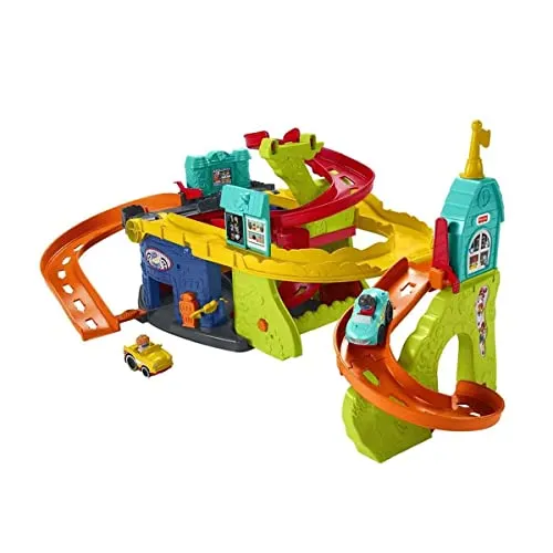 Fisher-Price HBD77 - Little People Sitz & Steh Hochhausrennbahn - Motorfahrzeugspielsets für Kinder, 2-in-1-Spielset mit 86 cm hoher Rennbahn und zwei Wheelies-Fahrzeugen, ideal für kreative Spielstunden ab 1,5 Jahren.