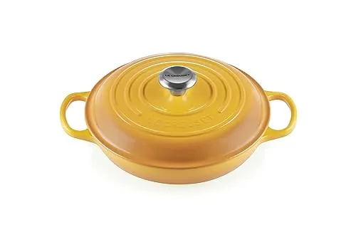 Le Creuset Signature Gusseisen Gourmet-Profitopf, Rund, 26 cm - Vielseitiger Gusseisen Schmortopf für alle Herdarten, ideal zum Anbraten und Überbacken. Emaillierter Deckel und große Griffe sorgen für Komfort und gleichmäßige Wärmeverteilung.