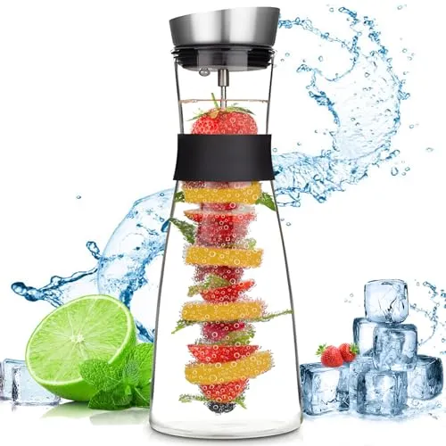 ZHHGOO Glas Karaffe 1,2 Liter mit Edelstahl-Deckel - Karaffe mit 1,2 l Fassungsvermögen, ideal für heiße und kalte Getränke. Aus BPA-freiem Borosilikatglas, rutschfest und mit abnehmbarem Fruchtspieß für aromatisiertes Wasser.