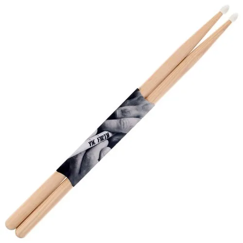 Vic Firth SDCN Danny Carey Signature Drumsticks - Stöcke – Vic Firth SDCN Danny Carey Signatur Modell mit Nylon Tip, bietet verbesserten Spielkomfort und Balance für ein einzigartiges Spielerlebnis.