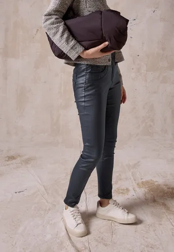 Cecil Damen B377908 Beschichtete Hose, Universal Blue, 33W / 30L EU - Modische Jeans im Casual Fit mit Mid Waist und Slim Legs, ideal für trendbewusste Damen, die einen angesagten Leder-Look bevorzugen.