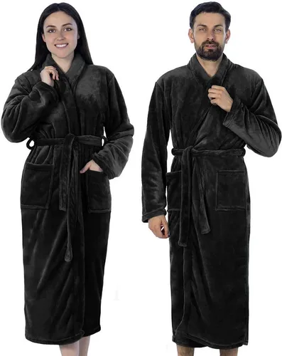 Gräfenstayn® Kuschelfleece Bademantel ohne Kapuze in Schwarz (S-XXXL) - Hochwertiger Unisex Bademantel aus kuschelweichem Flanell-Fleece, ideal für Reisen und Wellness. Wadenlanger Schnitt mit modernen Details und großen Taschen für höchsten Tragekomfort.