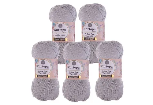Kartopu Lotus Lux Glitzerwolle 5 x 100g K941 hellgrau - Weiche 4-fädige Häkelwolle mit metallisch schimmerndem Faden, ideal für elegante Sommermode und Accessoires. Lauflänge 340 m pro Knäuel, empfohlen für Nadelstärke 2,5 - 3,5.
