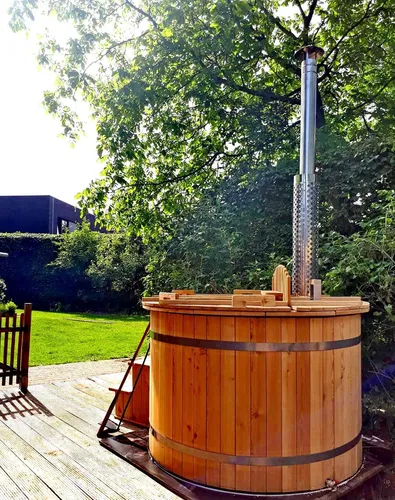Whirlpool Badefass aus Thermoholz mit Holzofen - Entspannen Sie im 2,4 m großen Whirlpool aus hochwertigem Thermoholz mit Holzofen. Ideal für Garten und Terrasse, bietet er Komfort und Gemütlichkeit für unvergessliche Momente.