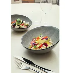 Stück Olympia Mineral schräge Schüsseln 21,5cm - 4 Stück Porzellan-Schalen mit schrägem Rand, ideal für Desserts oder Beilagen. Die reaktive Glasur hebt Ihre Gerichte hervor und die splitterbeständigen Kanten sorgen für langlebige Nutzung.