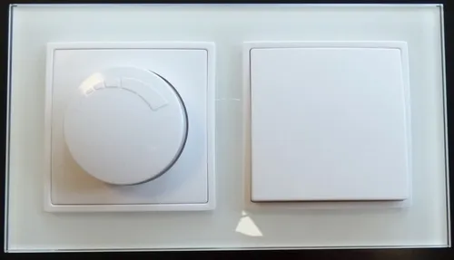 Abelka Nuovo Wechselschalter & Dimmer - Steckdosen & Buchsen - 1 x Wechselschalter und 1 x Dimmer für Glühlampe, elegantes Design aus Glas, ideal für moderne Innenräume.