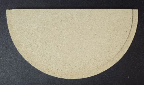 Zugumlenkung für Justus Faro Kaminofen - Ersatzteil Prallplatte - Sonstiges Kaminzubehör, aus Vermiculite gefertigt, optimiert den Wirkungsgrad und erhöht die Brennraumtemperatur für effizientes Heizen.