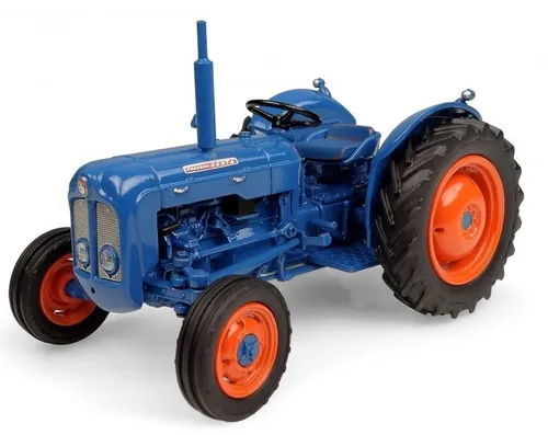 UNIVERSAL HOBBIES Fordson Dexta 1960 Traktor 1/32 - Landwirtschaftsfahrzeuge, detailgetreues Modell aus Metall und Kunststoff, ideal für Sammler und Liebhaber von historischen Traktoren.