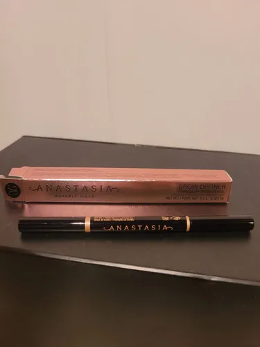 Anastasia Beverly Hills Brow Definer 0,2g Dark Brown - Augenbrauenstift in dunklem Braun, präzise Formulierung für definierte und natürliche Augenbrauen, ideal für ein makelloses Finish.