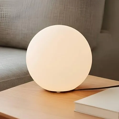 Lindby Tischleuchte Marike - Moderne Glasleuchte für stilvolle Akzente - Nachttischleuchten aus elegantem weißen Opalglas, sorgt für angenehmes Licht und passt perfekt auf jede Fensterbank.