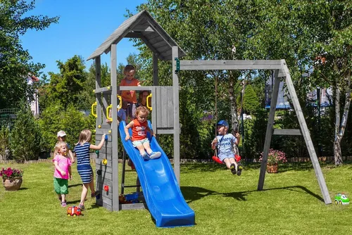 FUNGOO Spielturm CAROL 2 GREY mit Schaukel & Rutsche - Spieltürme – FUNGOO CAROL 2 GREY bietet eine Kletterwand, eine 2,2m Rutsche und ist aus robustem FSC®-zertifiziertem Holz für maximale Sicherheit und Spaß im Garten.