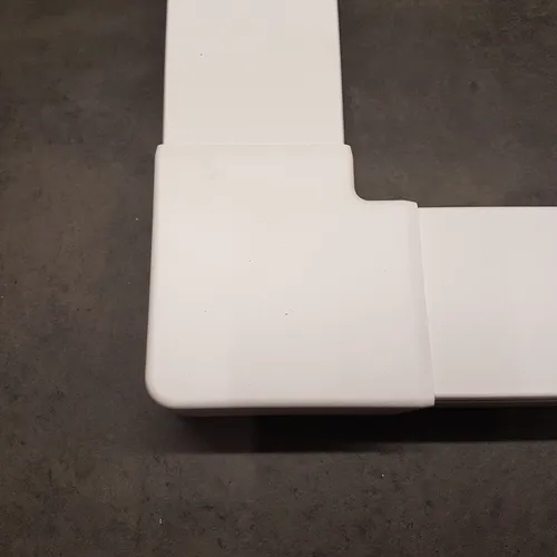 KOPOS 8653_HB Winkelstück 60mm x 40mm - Weiß - Praktisches Winkelstück für die Installation von Niederspannungsleitungen, ideal für Wand- oder Deckenmontage. Doppelschloss bietet erhöhte Steifigkeit und sichere Deckelfixierung.