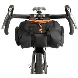 Restrap Lenkertasche 14 Liter schwarz-orange - Fahrradtaschen für Bikepacking und Pendeln, wasserdicht, kinderleicht ohne Werkzeuge zu montieren und bietet 14 Liter Stauraum für Abenteuer.