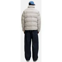 Jack & Jones Soho Steppjacke - Hellgrau - XL - Moderne Herren-Pufferjacke in Hellgrau, ideal für kalte Tage. Mit hohem Stehkragen und praktischen Eingrifftaschen bietet sie Komfort und Stil. Hergestellt aus 100% recyceltem Polyester, wasserabweisend und gefüttert.