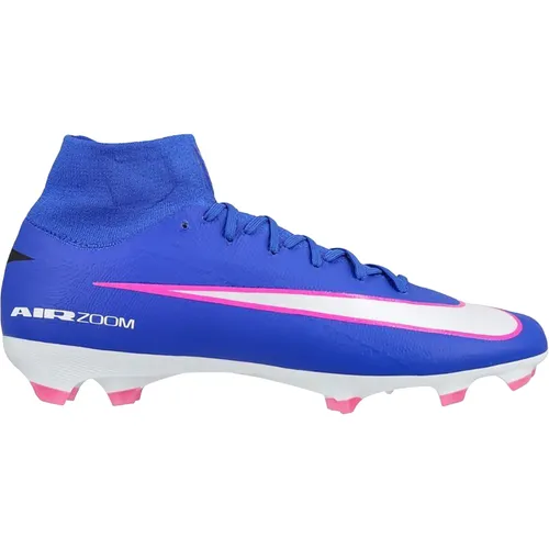Nike Zoom Superfly 10 Pro FG - blau - Hochwertiger Fußballschuh für schnelle Spieler. Leichtes Obermaterial sorgt für präzisen Kontakt zum Ball, während die FG-Außensohle schnelle Bewegungen auf festen Naturrasen ermöglicht. Optimaler Halt durch sockenähnlichen Einstieg.