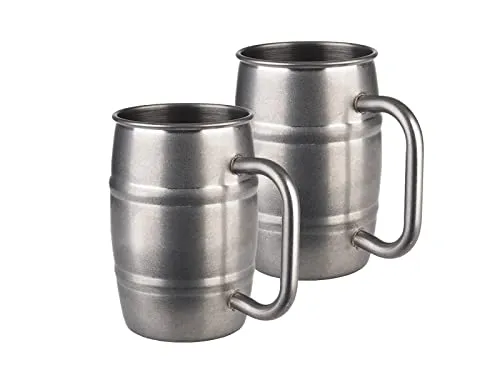 Ausgefallenes 2-er Set Bierkrüge aus Edelstahl in Antikoptik - Hochwertige Bierkrüge im rustikalen Design aus Edelstahl in Gastro-Qualität. Ideal für besondere Anlässe, halten sie Getränke kalt und bieten ein einzigartiges Trinkvergnügen. Maße: Ø 8,5cm, Höhe 13cm, 0,5 Liter. Nicht spülmaschinengeeignet!