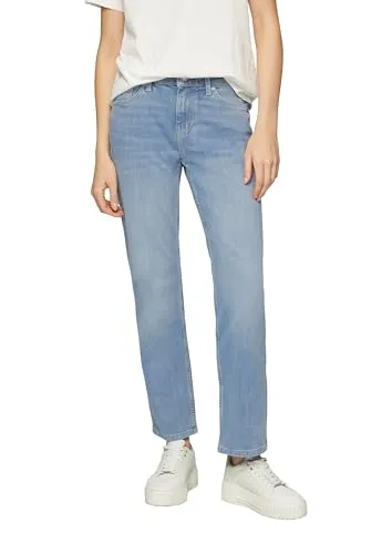 s.Oliver Jeans Karolin - Regular Fit, Mid Rise, Straight Leg in Hellblau - Jeans in Regular Fit für bequemen Sitz und klassische Silhouette. Mid Rise Bundhöhe und robuster Denim im 5-Pocket-Stil bieten modernen Komfort und Vielseitigkeit.