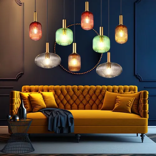 Hängelampe 8 Flammig aus Glas und Metall - Moderne Pendelleuchte für Esstische, 8 E27 Fassungen ermöglichen individuelle Lichtgestaltung, stilvolles Design mit bunten Glasschirmen und messingfarbener Deckenbefestigung.