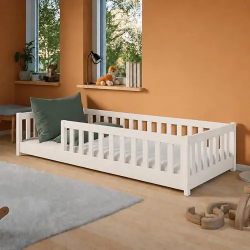 Montessori Kinderbett 90x200 cm mit Rausfallschutz & Lattenrost – Beige - Das stilvolle Montessori Kinderbett bietet eine niedrige Einstiegshöhe für selbstständiges Ein- und Aussteigen. Das robuste Kiefernholz und die schützenden Seitengitter sorgen für Sicherheit und Geborgenheit im Kinderzimmer.