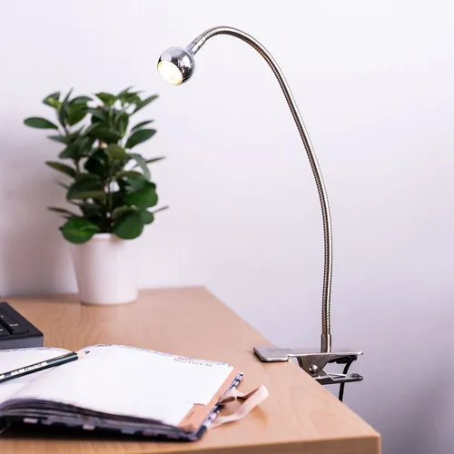 LED Klemmstrahler mit Chrom-Flexo Arm - Tischleuchte mit flexiblem Arm und 150 Lumen warmweißem Licht, ideal für Leseecken oder Schreibtische. Praktisch mit verchromter Klemme für vielseitige Befestigungsmöglichkeiten.