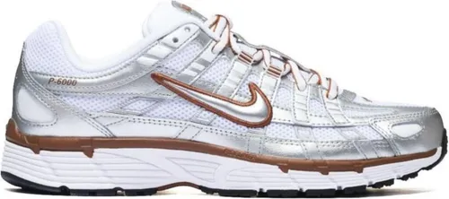 Nike P-6000 Schuhe – Retro-Lifestyle - Lässige Nike P-6000 Schuhe mit atmungsaktivem Mesh-Obermaterial und sportlichem Design. Ideal für Alltag und Freizeit, bieten sie Tragekomfort und Stil im angesagten Retro-Look.