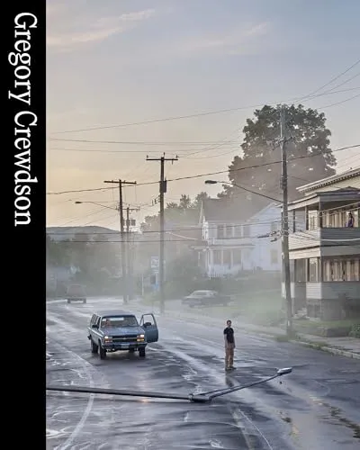 Gregory Crewdson Retrospektive - Fotografie-Katalog mit hochwertigen Reproduktionen von Gregory Crewdsons beeindruckenden, filmischen Fotografien, die Emotionen und Atmosphäre meisterhaft einfangen.