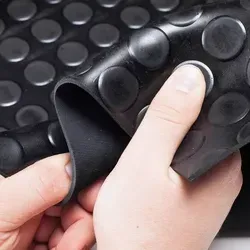 Gummi Antirutsch Bodenmatte SBR - 3mm Stark, Noppenmuster, 120x110 cm - Dämmstoffe: Robuste Gummimatte mit rutschhemmendem Noppenmuster, ideal für hohe Belastungen in Industrie und Gewerbe. Hohe Trittschalldämmung und leichter Reinigungskomfort.