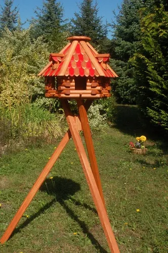 Futterhaus mit braun-roten Holzschindeln und Gauben