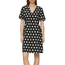 s.Oliver RED LABEL Tailliertes Minikleid in Black, Größe 40 - Elegantes tailliertes Minikleid aus leichtem Viskose-Mix, ideal für warme Tage. Der V-Ausschnitt und der Taillengurt betonen die feminine Silhouette.