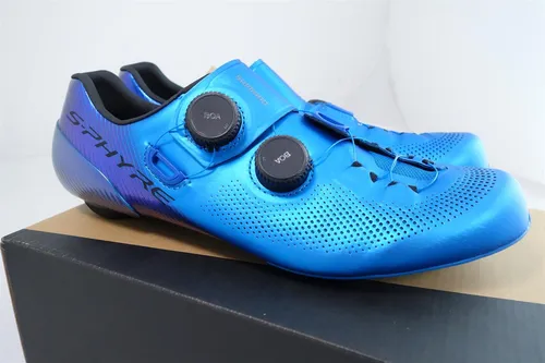Shimano RC903 S-Phyre Rennradschuhe Blue 43 - Hochwertige Rennradschuhe für optimale Kraftübertragung und Komfort, ideal für ambitionierte Radfahrer.