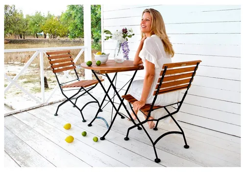 MERXX Balkonset Schlossgarten braun - Gartenmöbel-Set mit 2 klappbaren Stühlen und rundem Tisch (70 cm Durchmesser), gefertigt aus robustem Eukalyptusholz, ideal für gemütliche Stunden auf dem Balkon.
