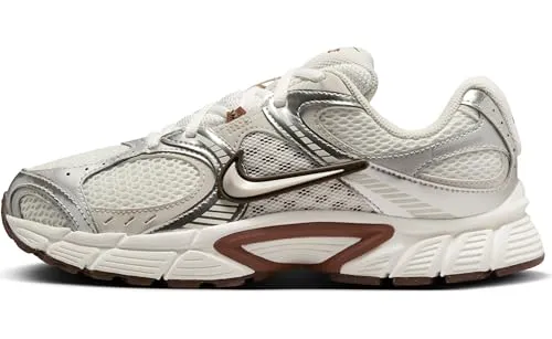 Nike V5 RNR Damen Sneaker - Sail/Lt Orewood BRN-Fauna Brown, 40 EU - Laufschuhe mit plüschigem Kragenfutter und weicher Schaummittelsohle für ganztägigen Komfort. Modernes Design aus den 2000ern, ideal für Freizeitaktivitäten und stilvolle Outfits.