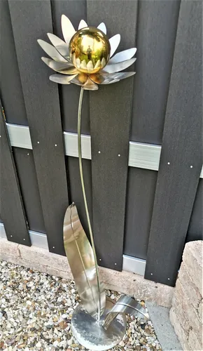 Skulptur Blume Palermo aus Edelstahl – Gold poliert 120 cm - Wetterfeste Garten-Dekoration in moderner Blumenform, ideal für Balkon und Veranda. Mit glattem Finish und hochwertigem Edelstahl für langlebige Freude im Innen- und Außenbereich.