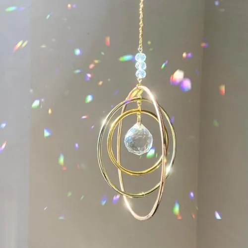 Kristall Sonnenfänger für Fenster – Regenbogen Sonnenfänger mit Glaskugel Prismen – Hängende Fensterdeko für Bezaubernde Lichtspiele mit 3 Messingkreisen – Kristalle für Wohnzimmer,Balkon & Garten (A)
