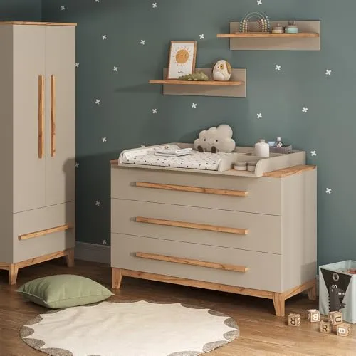 VitaliSpa Wickelkommode Malia, Cashmere/Eiche, 133.2 x 98 cm mit 3 Schubladen - Praktische Wickelkommode mit 3 geräumigen Schubladen für ausreichend Stauraum. Ideal für ein harmonisches Kinderzimmer und sorgt für eine entspannte Wickelzeit.
