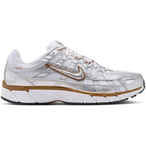 Nike P-6000 Sneaker Damen in White-Metallic Silver-Lt British Tan, Größe 38 - Retro-inspirierte Sneaker für Damen mit atmungsaktivem Obermaterial und leichter Dämpfung für optimalen Tragekomfort; ideal für den Alltag und sportliche Aktivitäten.