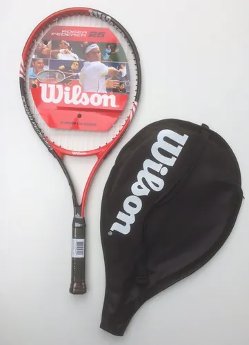 Wilson Roger Federer 25 (Red) Juniorracket - Tennisschläger aus Graphit, ideal für junge Spieler, inkl. Schlägerhülle und besaitet für sofortigen Einsatz.